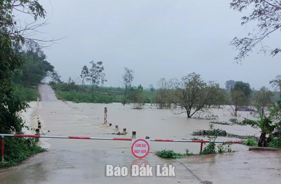 Nhiều tuyến đường ở xã Cư Mta bị ngập do mưa lớn.