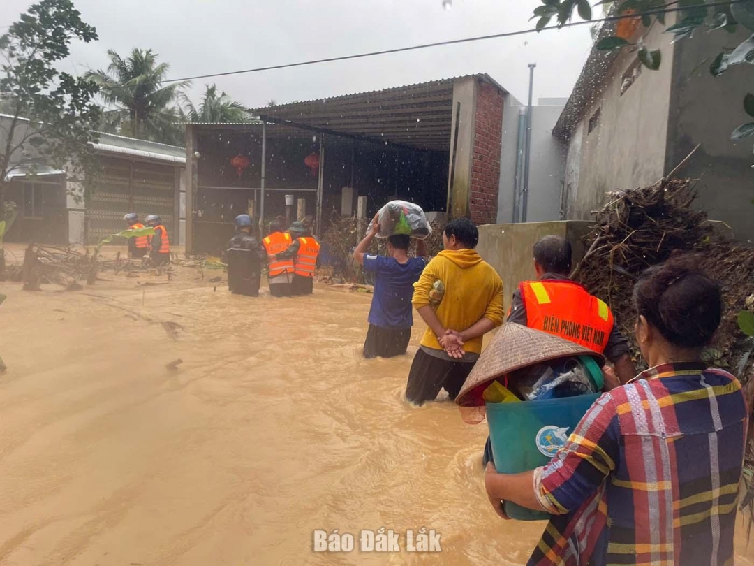 Bộ đội Biên phòng tham gia hỗ trợ người dân ra khỏi vùng ngập lụt. Quỳnh Anh