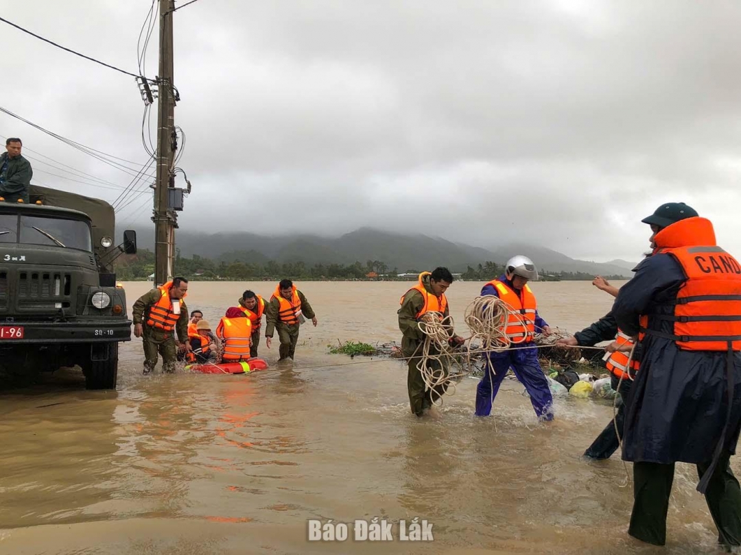 Các cán bộ, chiến sĩ bộ đội, công an là điểm tựa vững chắc cho người dân trong mưa lũ. Ảnh: CTV