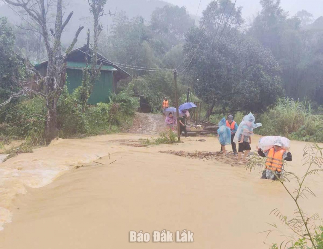 Lực lượng chức năng của xã Cư Mta hỗ trợ người dân khắc phục hậu quả mưa lũ. Ảnh: Duy Tiến