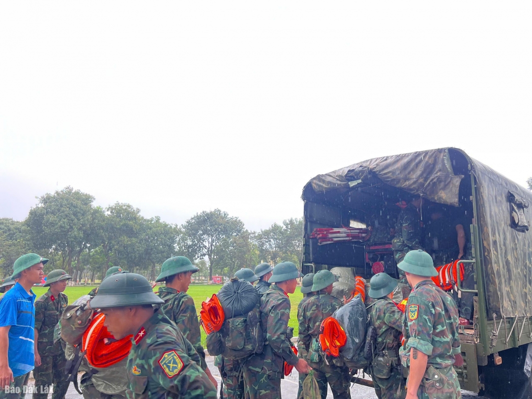 Cán bộ, chiến sĩ Trung đoàn 584 cơ động về địa bàn xã Sông Hinh giúp bà con khắc phục hậu quả lũ lụt.