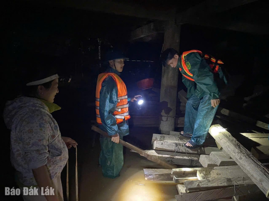 Lực lượng dân quân xã giúp dân chằng chống tài sản.