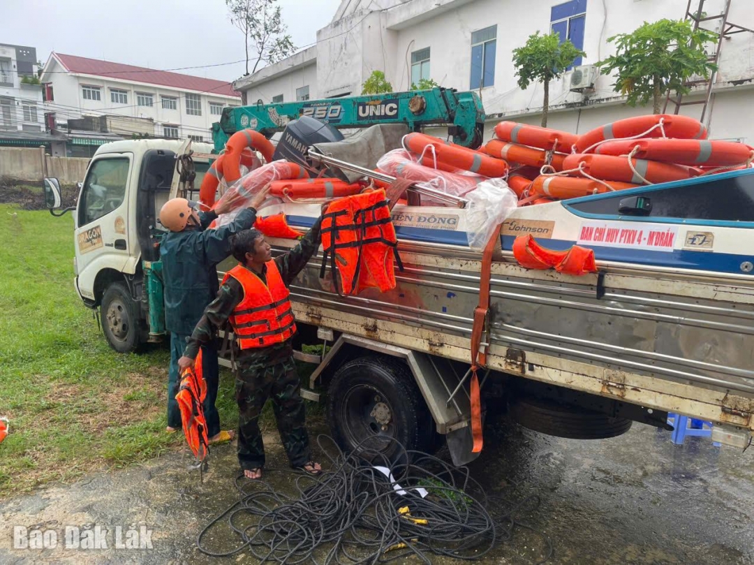 Ban Chỉ huy Phòng thủ khu vực 4 - MDrăk triển khai phương tiện cơ động thực hiện nhiệm vụ.