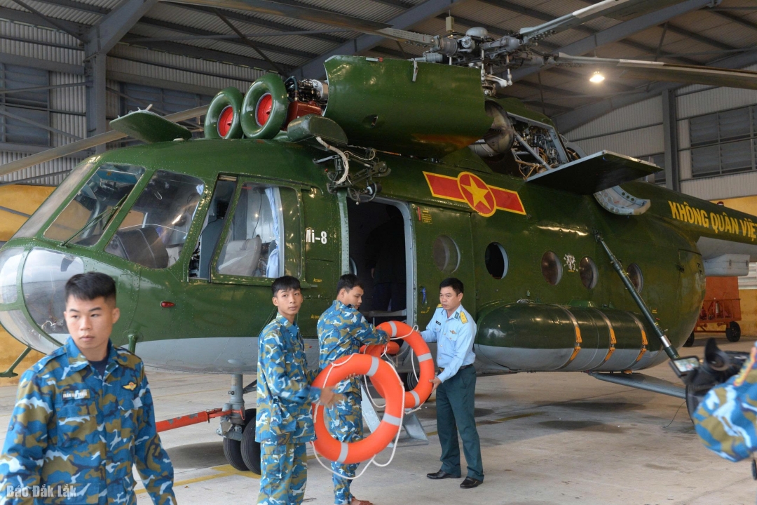 Các máy bay trực thăng của Trung đoàn Không quân 930 đã sẵn sàng tham gia cứu hộ, cứu nạn. Ảnh: Văn Chung