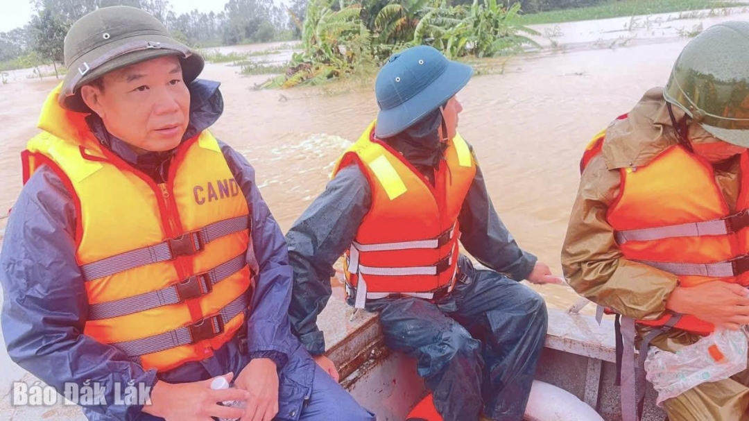 Bí thư Đảng ủy xã Dang Kang Vũ Xuân Triều trực tiếp chỉ đạo công tác tuần tra, kiểm soát và hỗ trợ những điểm xung yếu, ngập lụt cần di dời.