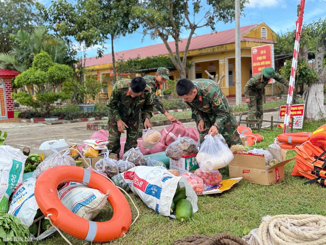 Bộ đội chuẩn bị lương thực, thực phẩm để làm nhiệm vụ dài ngày ở vùng lũ lụt.