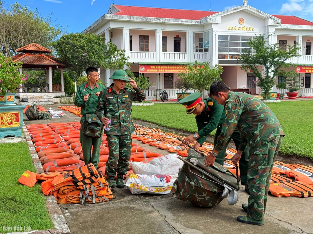 Trung đoàn 66, Sư đoàn 10 chuẩn bị phương tiện, vật chất tham gia hỗ trợ Nhân dân khắc phục hậu quả thiên tai.