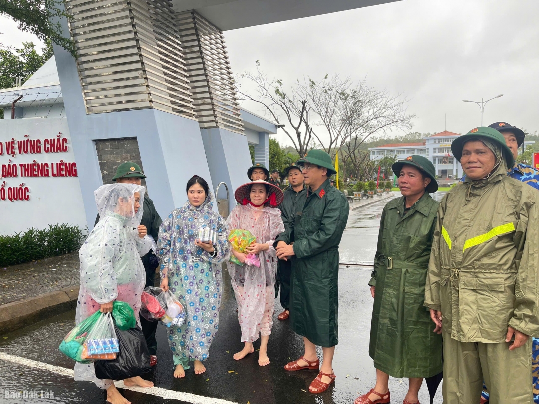 Đoàn công tác thăm hỏi, chuyện trò cùng người dân vùng ngập lụt.