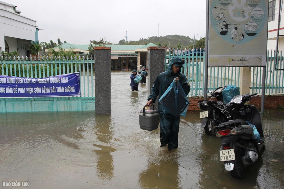 UBND xã Krông Bông đã huy động lực lượng để tiến hành di dời người và tài sản ra khỏi vùng ngập lụt đến địa điểm an toàn.