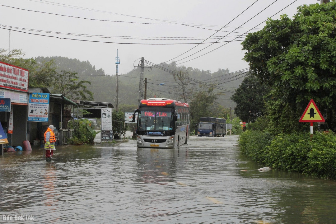 Nước tràn qua đường Tỉnh lộ 12 gây chia cắt cục bộ một số khu vực trên địa bàn xã Krông Bông.