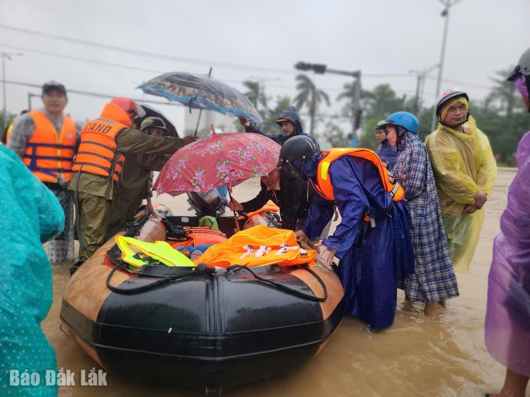 Lực lượng tìm kiếm cứu nạn phường Tuy Hòa đưa người dân gặp nạn đi cấp cứu.