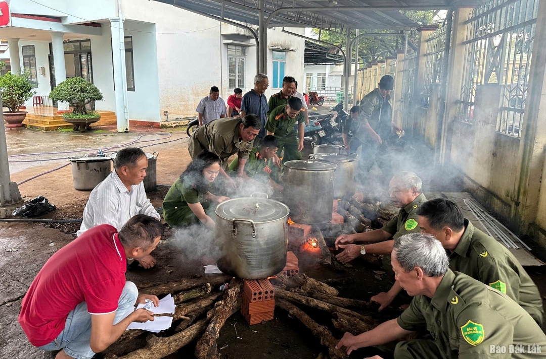 Công an phường Tân An gói bánh tét để gửi đến người dân vùng lũ.