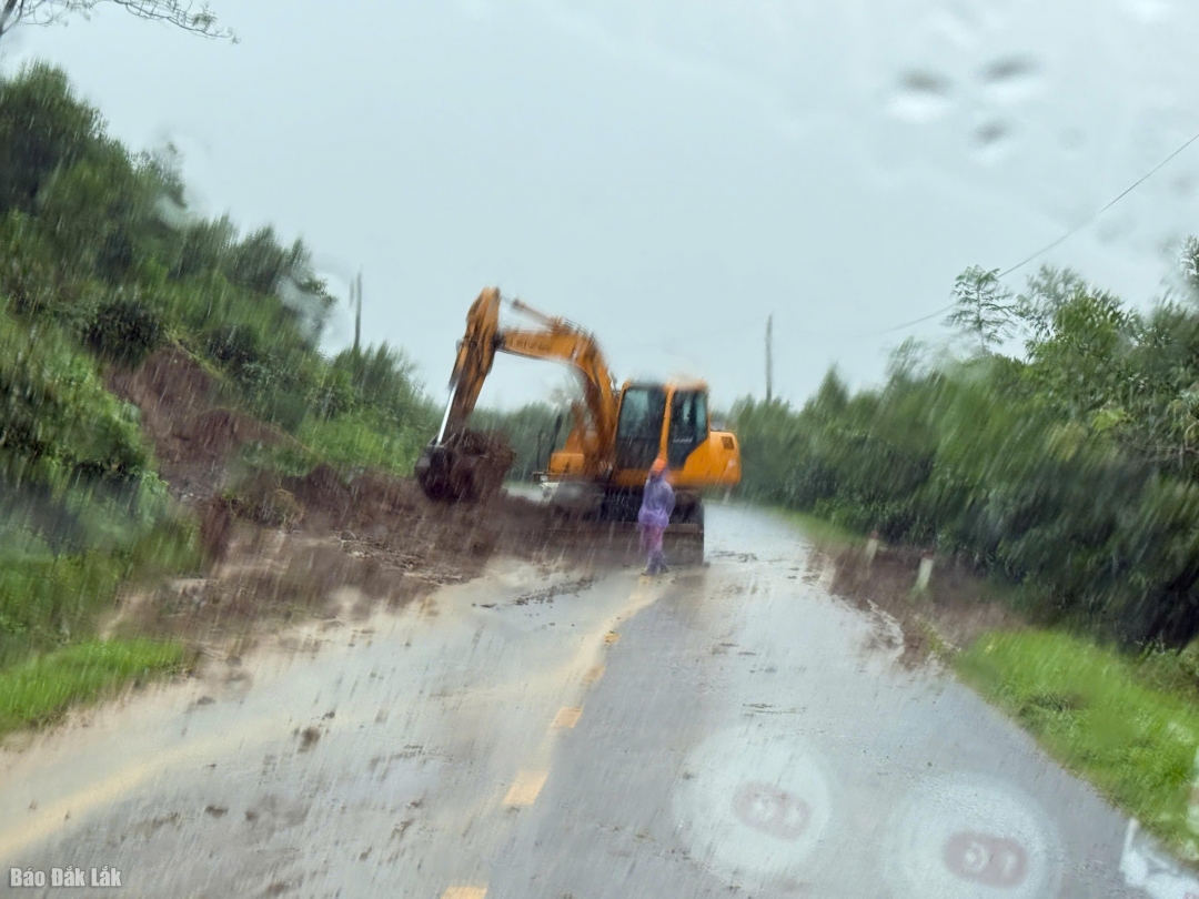Các đơn vị huy động phương tiện khắc phục nhanh các vị trí sạt lở trên tuyến quốc lộ 19C, đoạn qua xã Sông Hinh