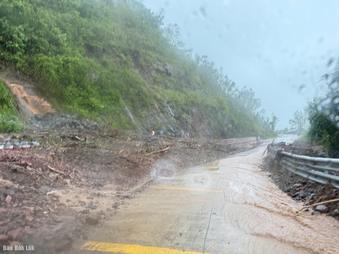 Tuyến ĐT643 xuất hiện nhiều vị trí liên tục bị sạt lở vào chiều ngày 20/11.