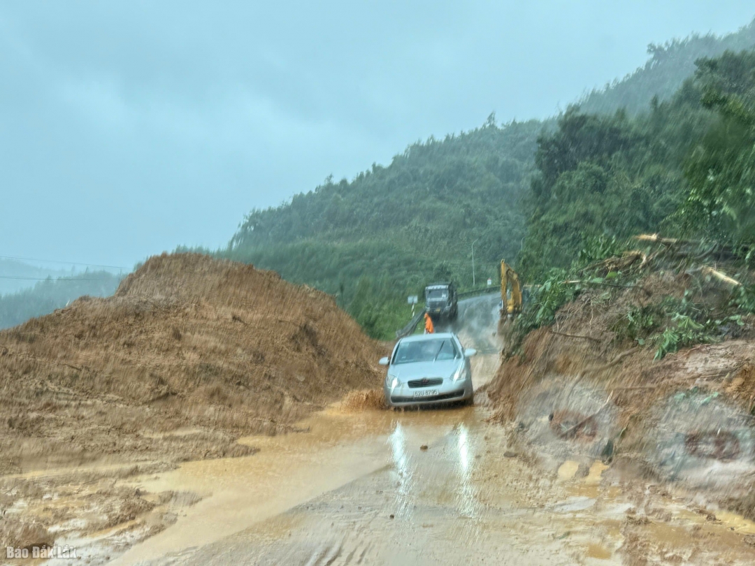 Một vị trí sạt lở trên tuyến quốc lộ 19C đã được hốt dọn tạm thời để phương tiện lưu thông.