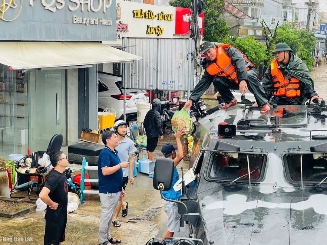 Hỗ trợ các mặt hàng thiết yếu cho người dân vùng ngập.