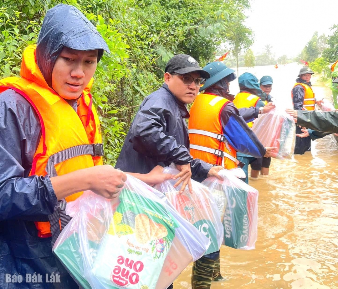 tiếp nhận nhu yếu phẩm của các đoàn hỗ trợ để vận chuyển cho các hộ dân bị ảnh hưởng