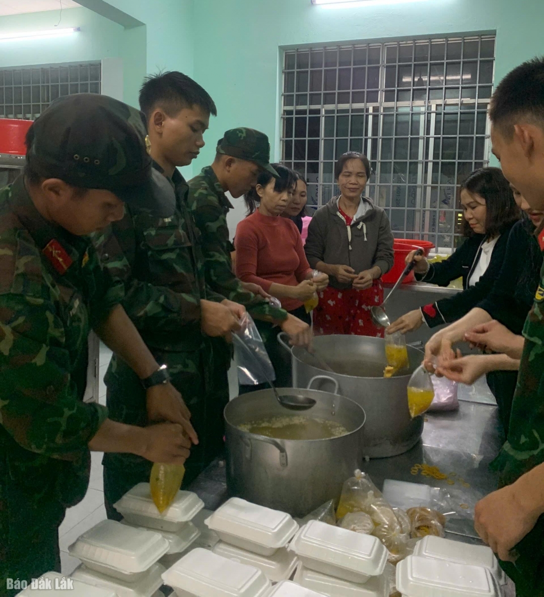 Bộ đội cùng Nhân dân chuẩn nhanh chóng chuẩn bị cơm tối nay cho những hộ còn cô lập