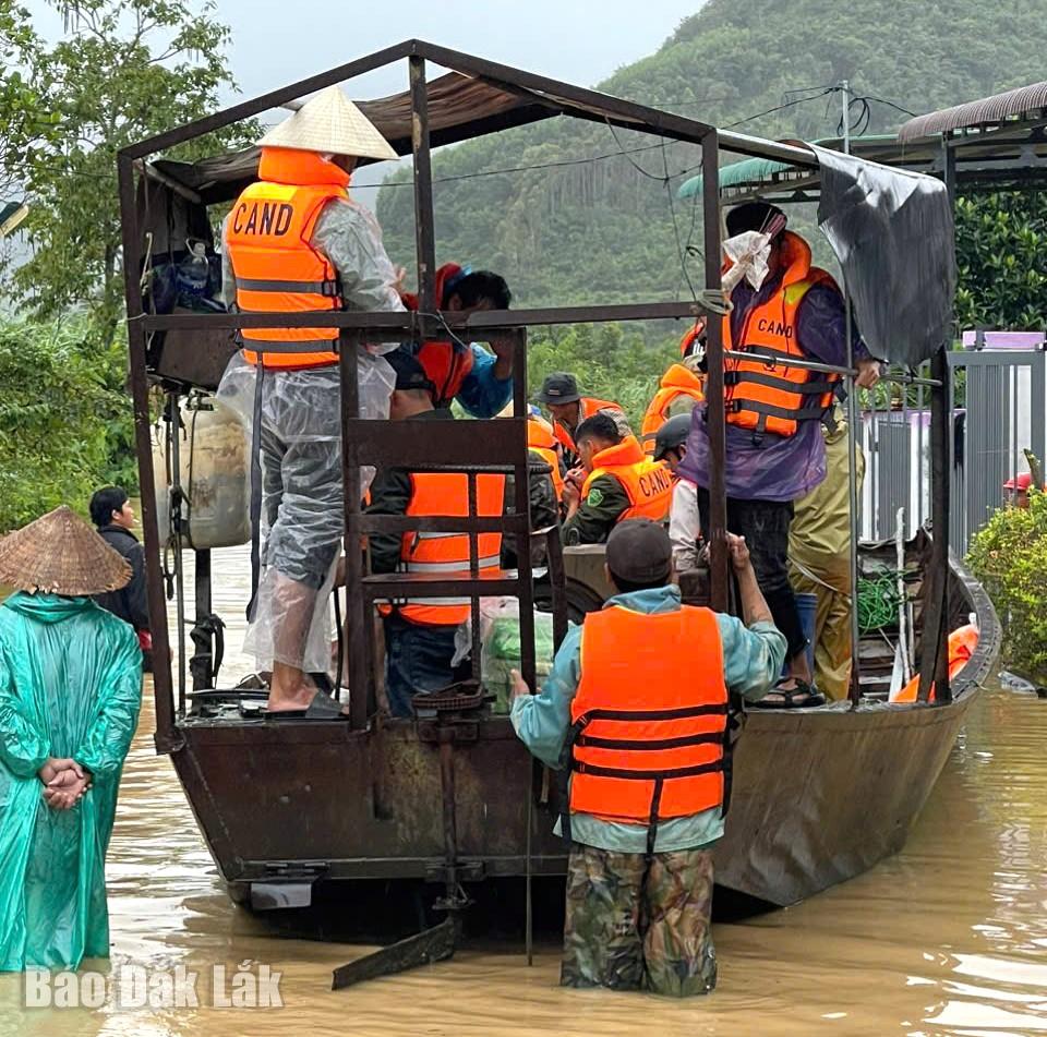 hỗ trợ người dân di dời người và tài sản tại vùng bị ngập lụt và cô lập đến nơi an toàn