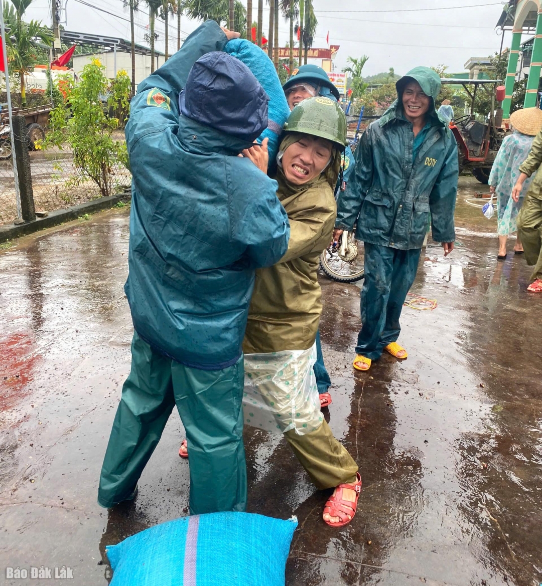 hỗ trợ người dân di dời người và tài sản tại vùng bị ngập lụt và cô lập đến nơi an toàn