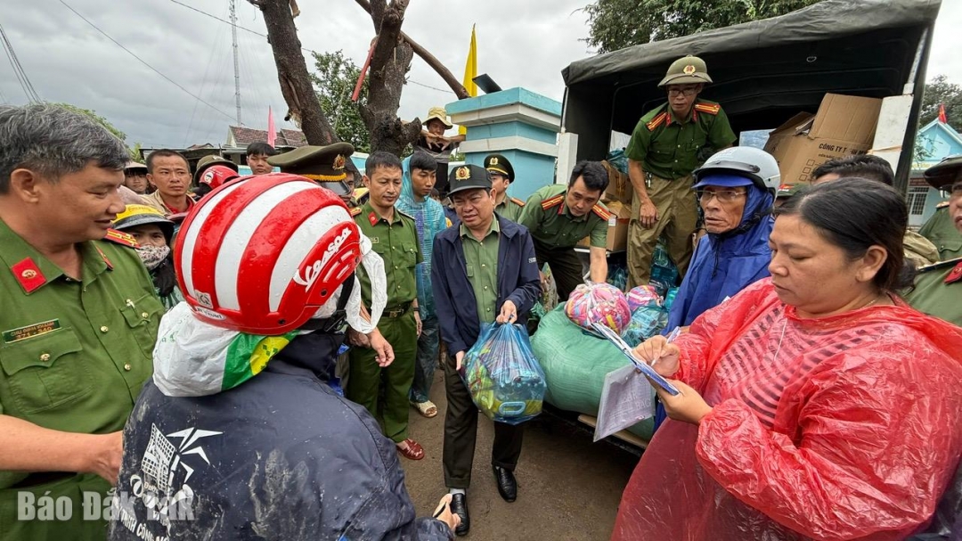 Giám đốc Công an tỉnh, Thiếu tướng Phan Thanh Tám tặng quà hỗ trợ bà con xã Đồng Xuân. 