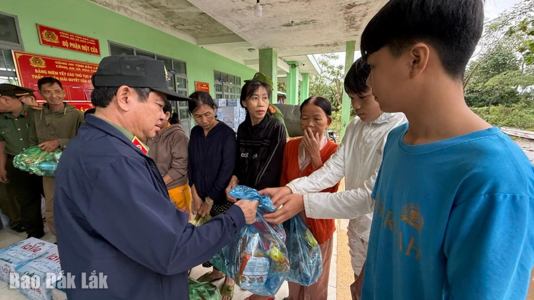 Thiếu tướng Phan Thanh Tám, Giám đốc Công an tỉnh trao quà cho bà con xa