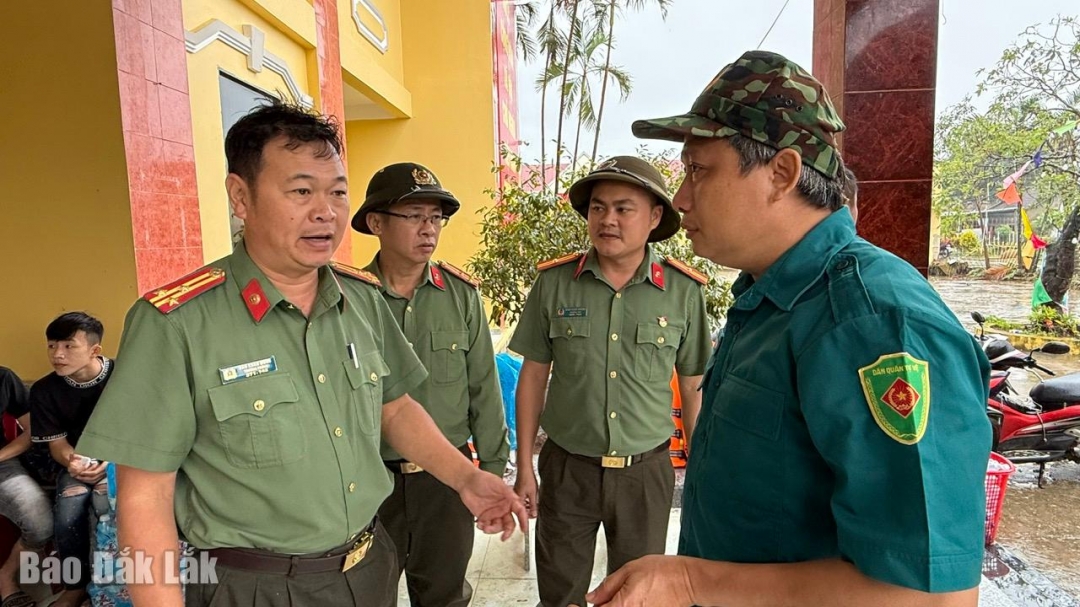Thượng tá Đào Xuân Mừng - Trưởng phòng Công tác Chính trị đến chia sẻ với người dân xã Hòa Mỹ.