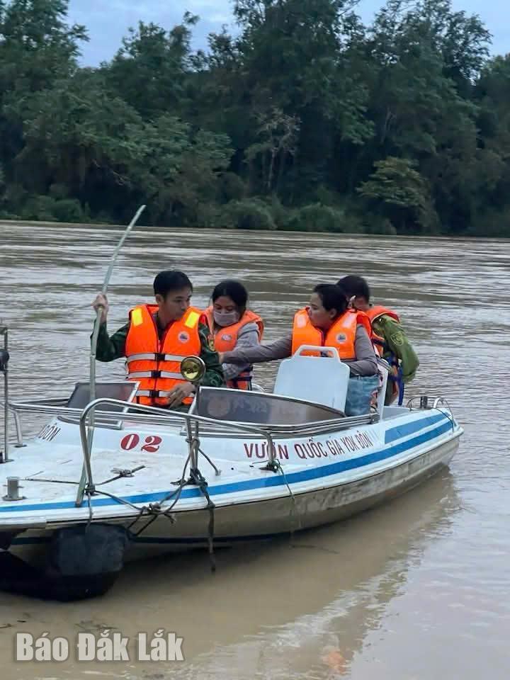 Các lực lượng dùng canô để đưa 