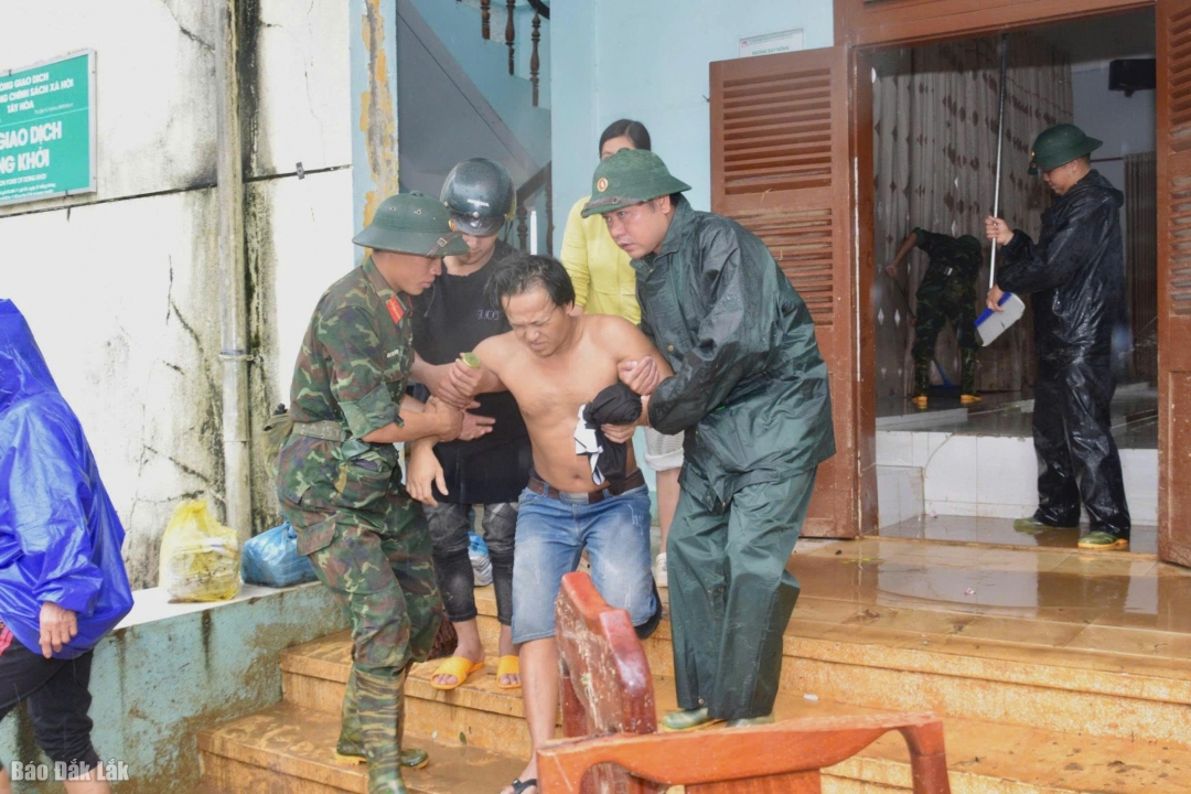 Bộ đội hỗ trợ người dân đến