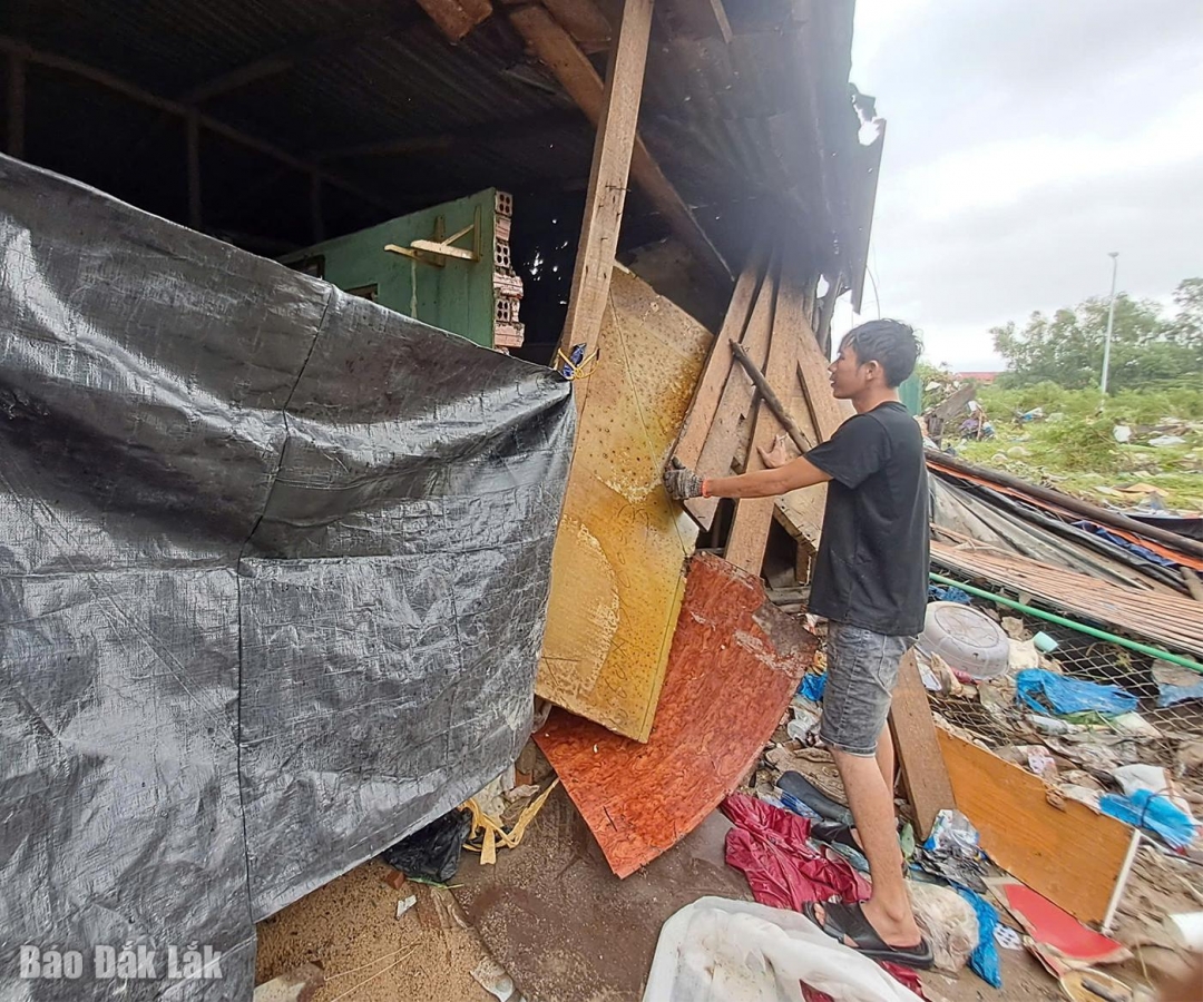 Một người dân ở phường Tuy Hòa bị thiệt hại về nhà ở do mưa lũ