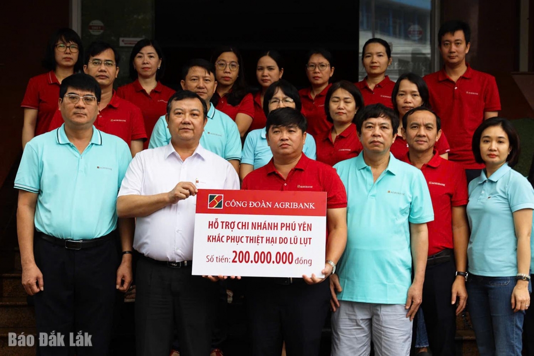Ông Nguyễn Tiến Trường, Trưởng Văn phòng Đại diện Agribank khu vực miền Trung (hàng đầu, thứ hai từ trái qua), đại diện Công đoàn Agribank, trao hỗ trợ 200 triệu đồng giúp Agribank Chi nhánh Phú Yên khắc phục thiệt hại do lũ lụt.