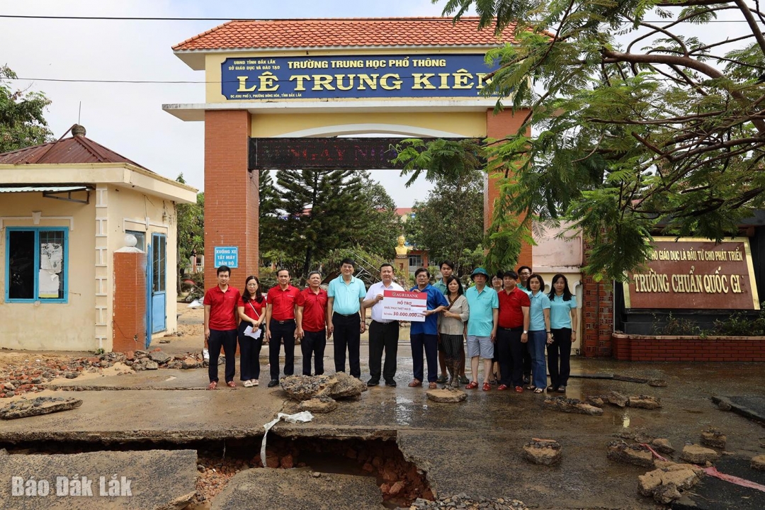 Đoàn công tác của Agribank trao hỗ trợ cho Trường THPT Lê Trung Kiên (phường Đông Hòa), đơn vị bị thiệt hại nặng nề do mưa lũ kéo dài.