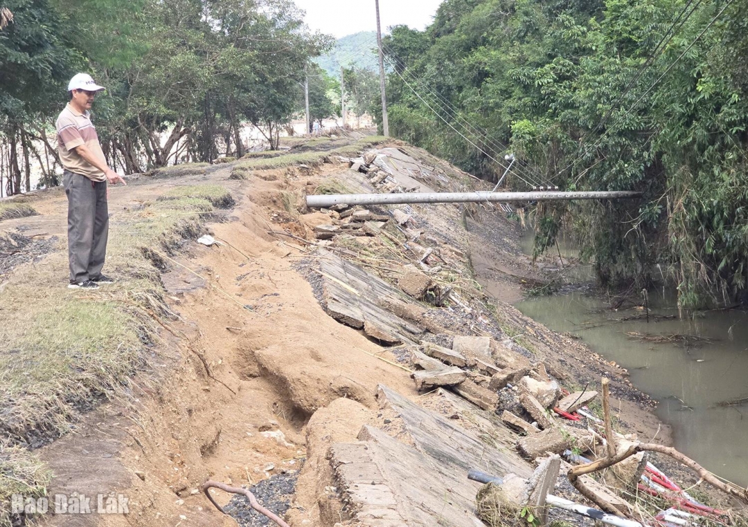 Đập đầu mối kênh chính Bắc thuộc hệ thống thủy nông Đồng Cam bị sạt lở nặng do mưa lũ.