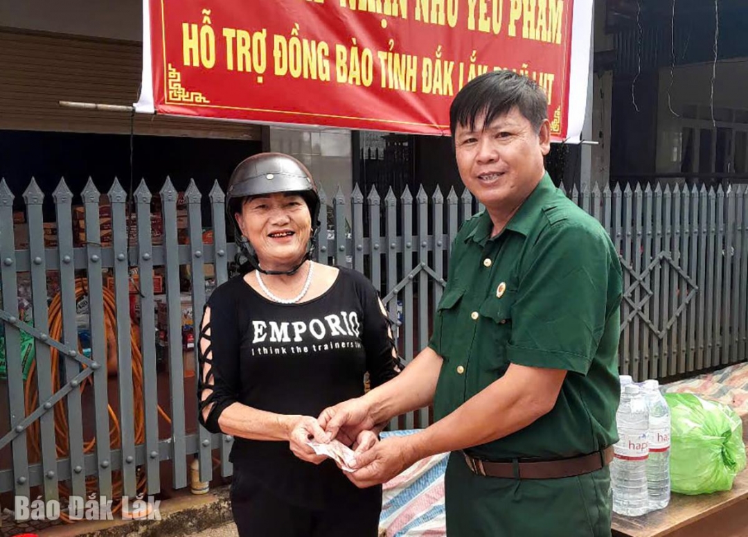 Người dân xã Ea Kiết góp tiền mặt hỗ trợ người dân vùng lũ.