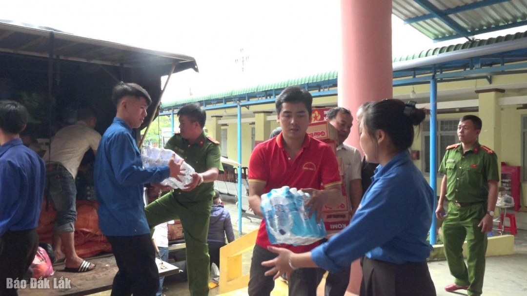 Trao quà cứu trợ cho xã Hòa Sơn.