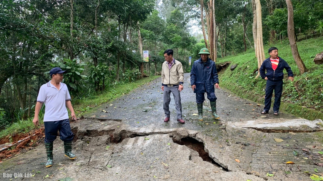 Nhiều tuyến đường giao thông tại xã Hòa Sơn bị sạt lở.