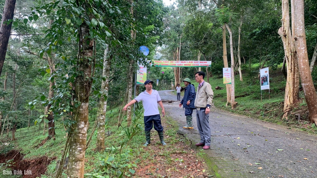 Bí thư Đảng ủy xã Pơng Drang Nguyễn Hải Đông kiểm tra một số điểm bị ảnh hưởng bởi mưa lũ kéo dài tại xã Pơng Drang.