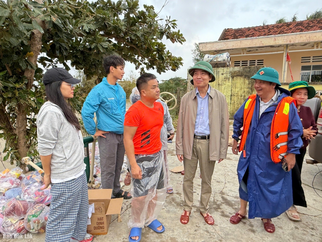 Chủ tịch UBND tỉnh Tạ Anh Tuấn động viên người dân thôn Thạch Tuân 2, xã Hòa Xuân bị ảnh hưởng bởi mưa lũ.