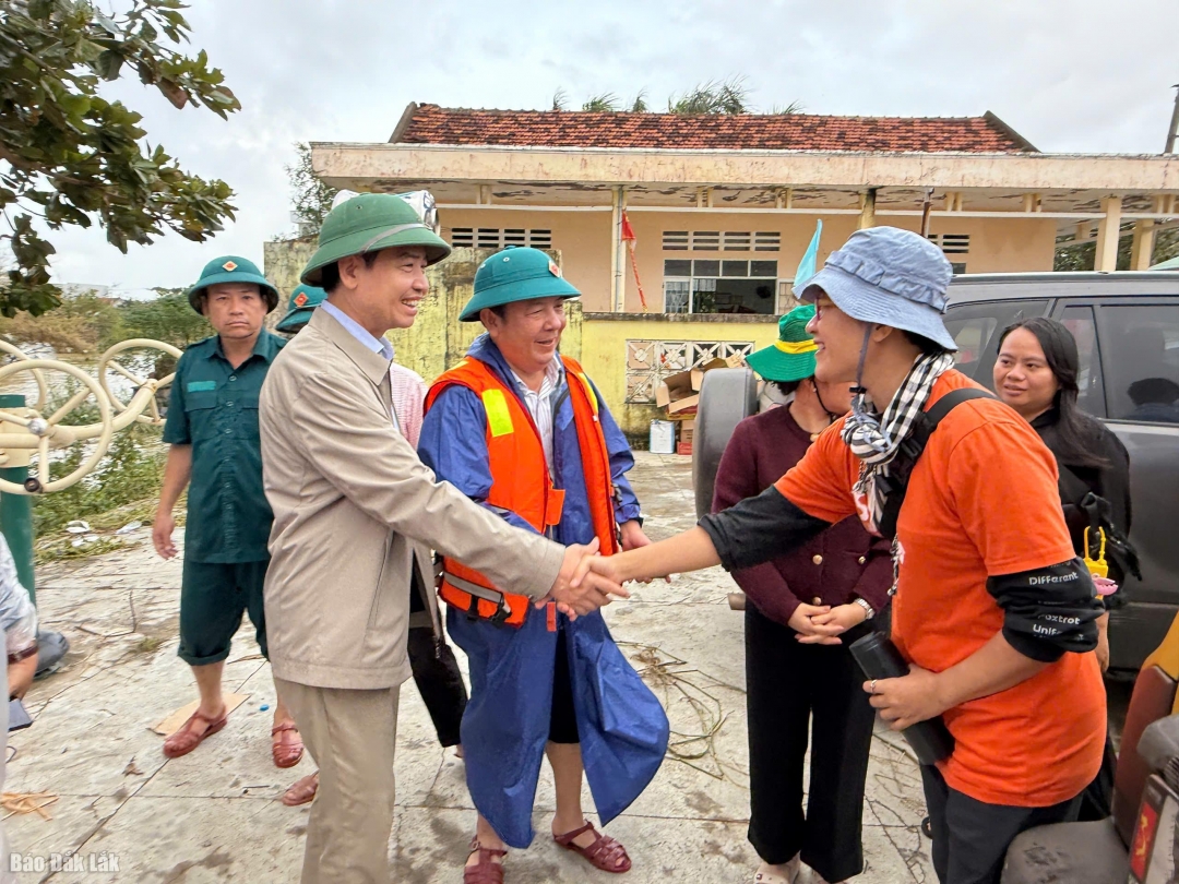 Đồng chí Chủ tịch UBND tỉnh Tạ Anh Tuấn động viên, tri ân các đoàn từ thiện về hỗ trợ khắc phục hậu quả thiên tại, mưa lũ tại thôn Thạch Tuân 2, xã Hòa Xuân.