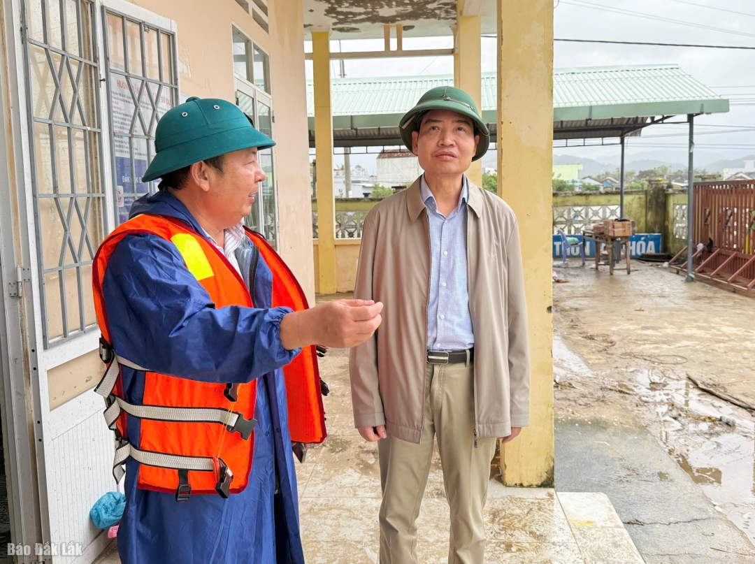 Đồng chí Tạ Anh Tuấn yêu cầu xã Hòa Xuân nghiên cứu các vị trí làm nơi tránh trú lũ hiệu quả cho nhân dân. 