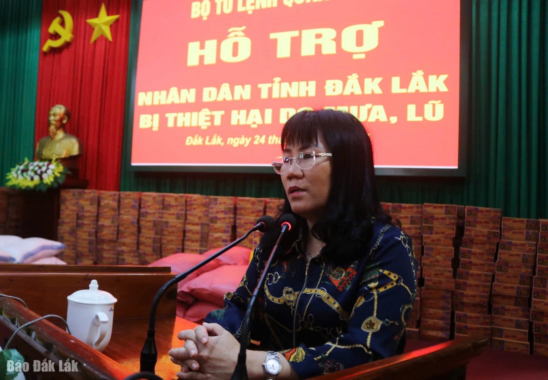 Phó Chủ tịch Thường trực UBND tỉnh Hồ Thị Nguyên Thảo bày tỏ lời cảm ơn chân thành đến Bộ Tư lệnh Quân khu 5 và các đơn vị trực thuộc vì đã luôn kề vai sát cánh cùng địa phương trong suốt thời gian vừa qua.