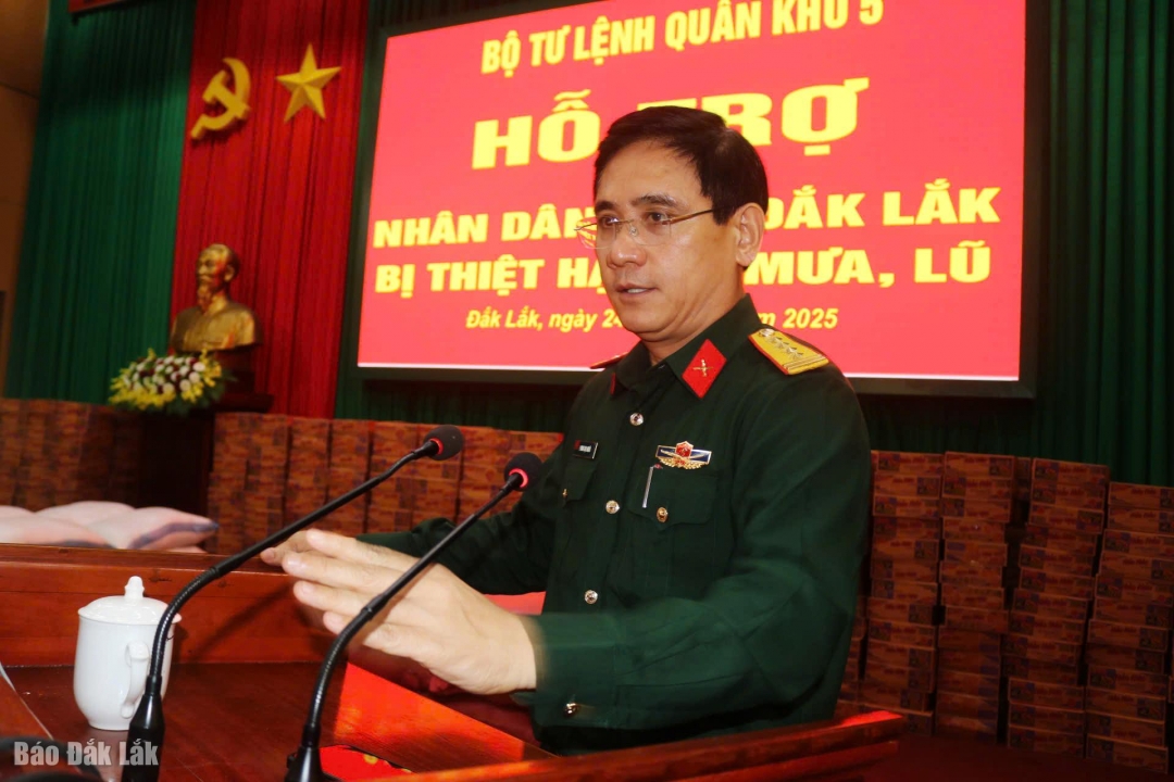 Đại tá Phan Đại Nghĩa - Phó tư lệnh kiêm Tham mưu trưởng Quân khu 5 chia sẻ sâu sắc với những mất mát to lớn về người và tài sản mà tỉnh Đắk Lắk đang phải gánh chịu trong đợt mưa lũ vừa qua.