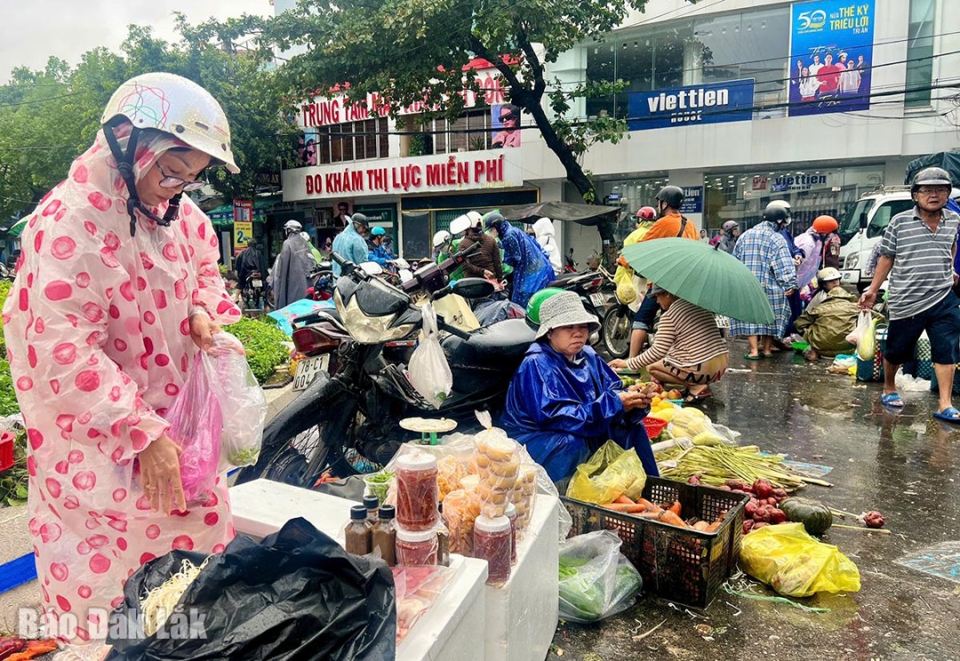 Hàng hóa ở các siêu thị được tăng cường, song tại các chợ thì chưa trở lại như ngày thường, giá cả vẫn còn cao.
