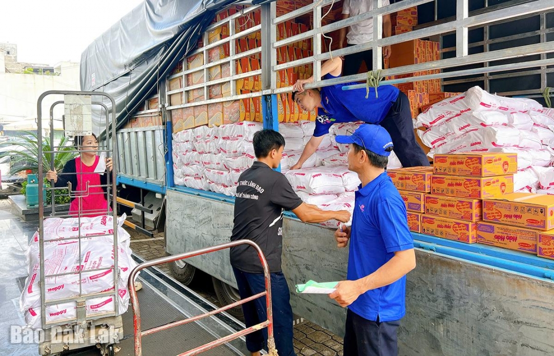 Thực phẩm thiết yếu liên tục được tăng cường tại Siêu thị Co.opmart Tuy Hòa để phục vụ người dân khu vực phía Đông.