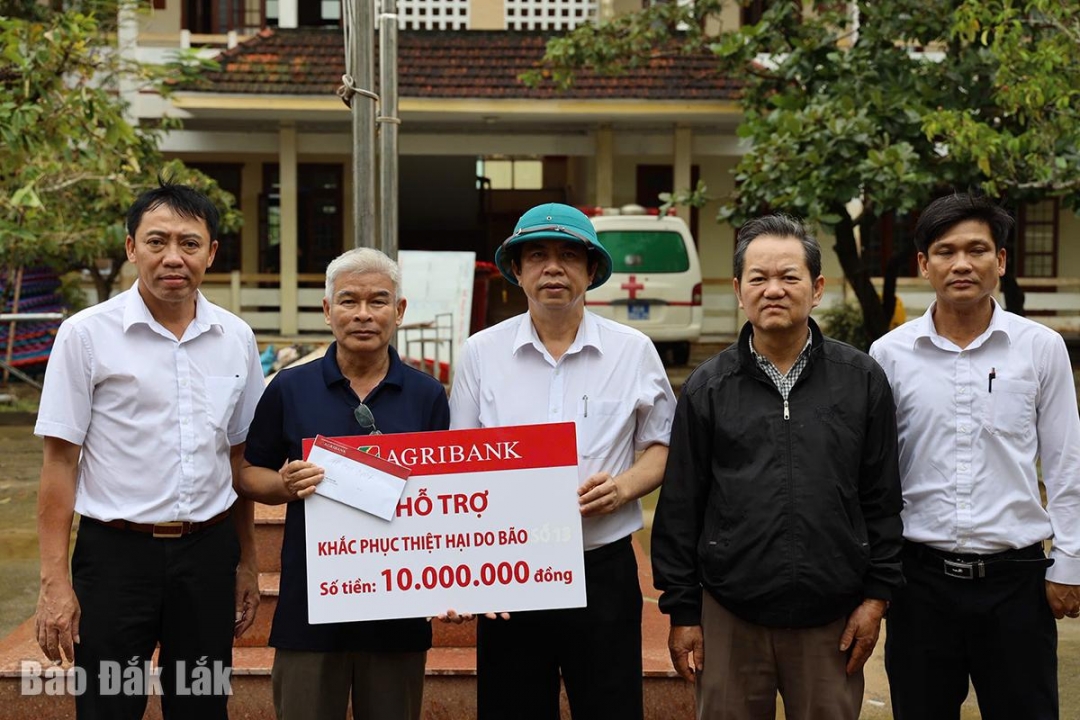 Đoàn công tác của Agribank Chi nhánh Phú Yên trao hỗ trợ cho Trường THCS Đồng Khởi (xã Hòa Thịnh).