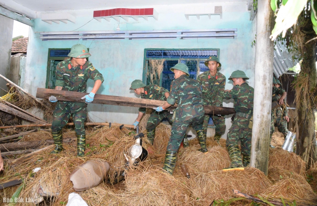 Bộ đội Sư đoàn 315 giúp người dân xã Hòa Thịnh dọn dẹp đống đổ nát sau mưa lũ