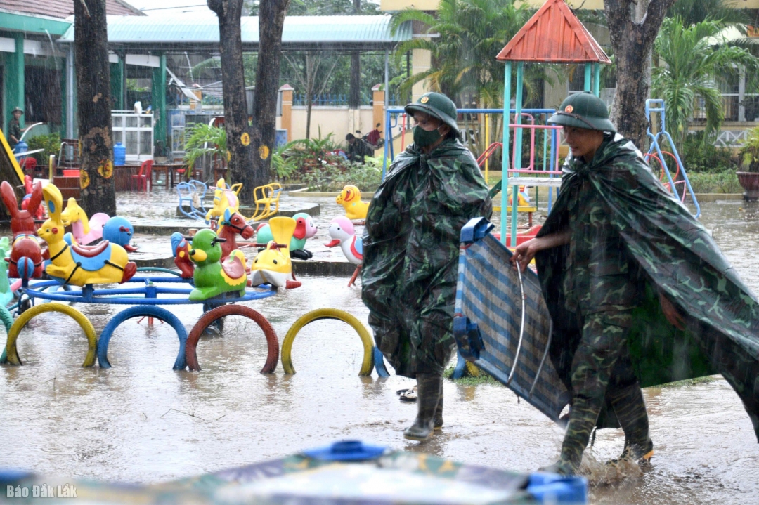 Bộ đội dầm mưa, vệ sinh trường mầm non ở xã Hòa Thịnh.