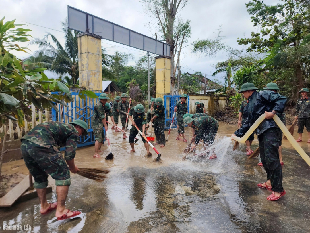 Bộ đội tham gia dọn dẹp vệ sinh trường học trên địa bàn xã Đồng Xuân