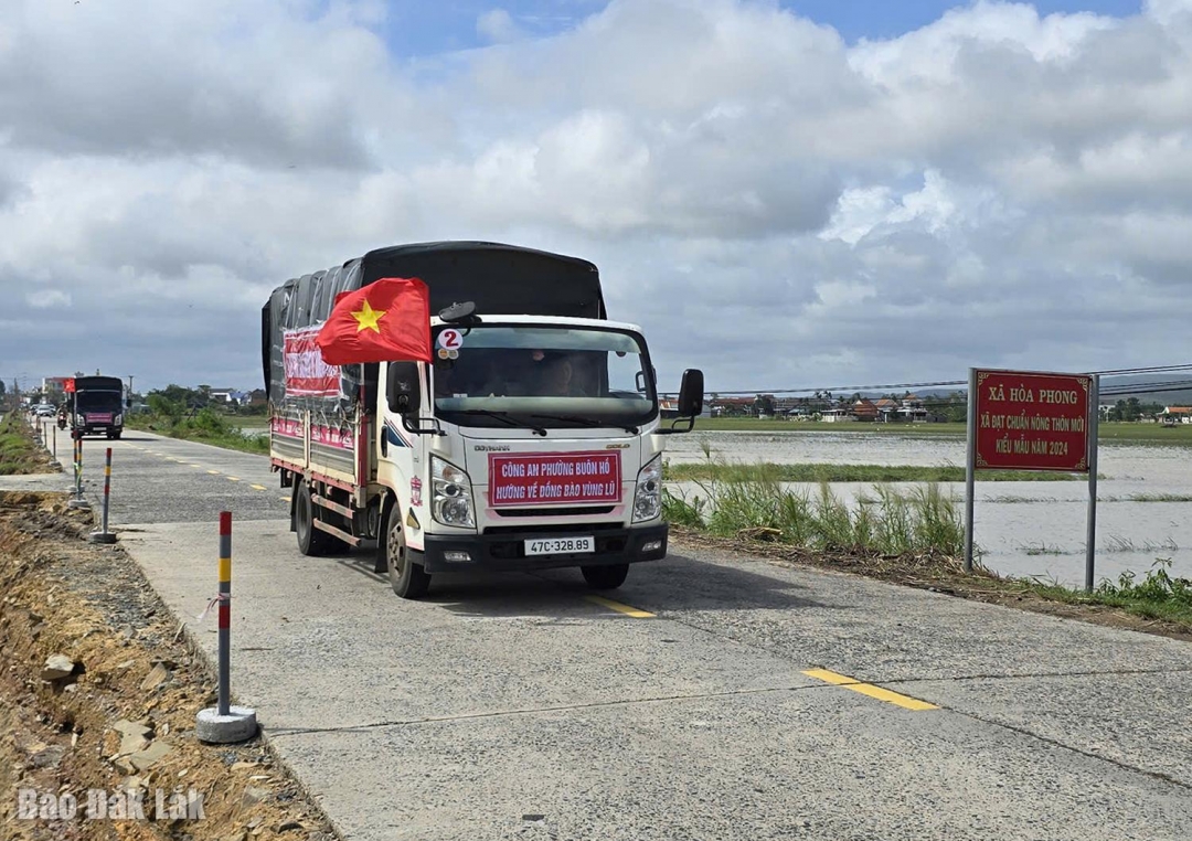 Nhiều đoàn cứu trợ tiếp tục hướng về người dân vùng lũ ở phía Đông Đắk Lắk.