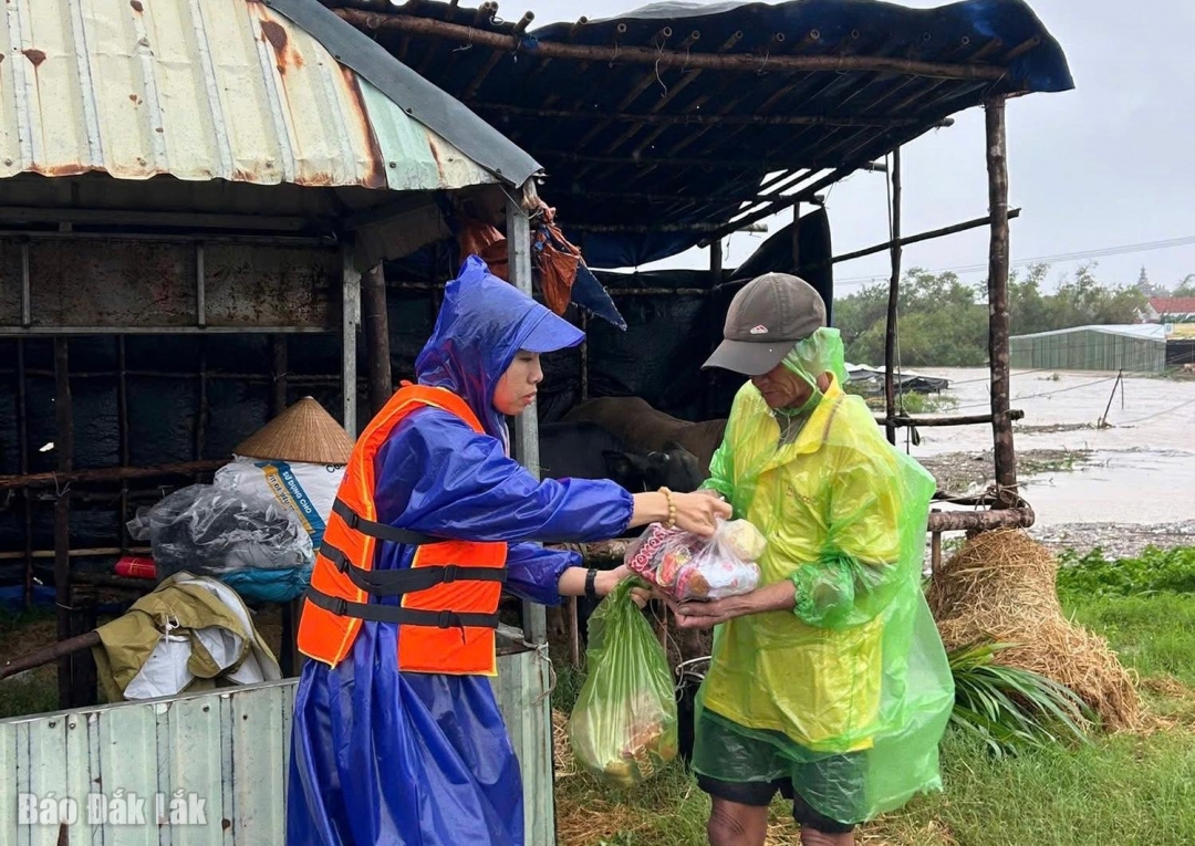 Một nhà hảo tâm đến tận nơi trao quà cứu trợ cho người dân.